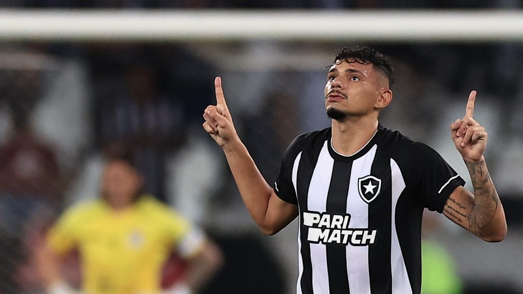 Tiquinho Soares atacante do Botafogo sofre lesão Recuperação