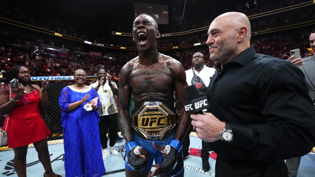 Israel Adesanya vence a Alex Pereira y recupera el título de la UFC