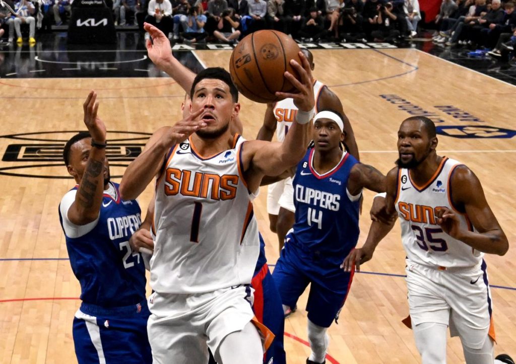 Devin Booker empata el récord de Charles Barkley con los Suns
