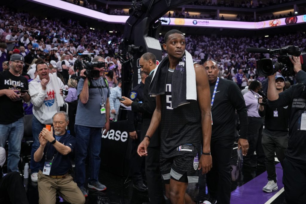 De’Aaron Fox, do Sacramento Kings, incerto para a partida 5 devido a fratura no dedo