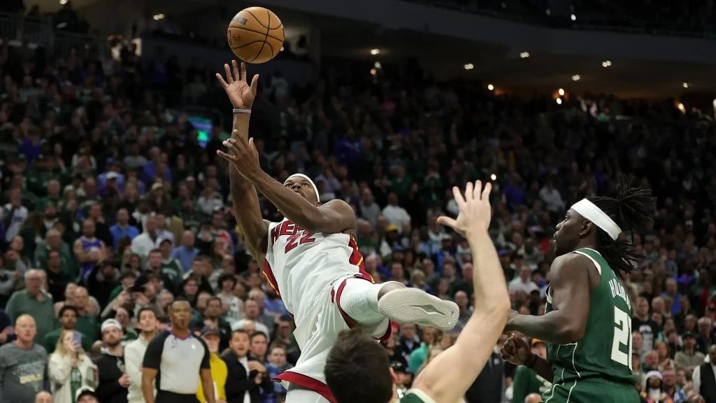 NBA Playoffs: Knicks avançam, Grizzlies permanecem vivos, Warriors assumem a liderança, Heat vence Bucks