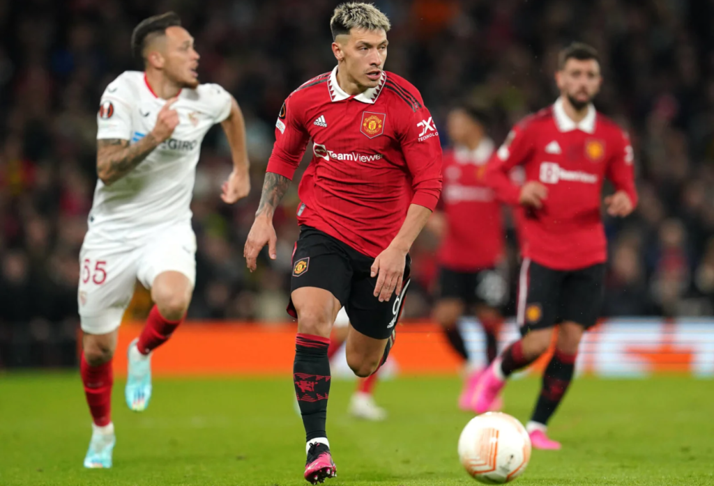 Lisandro Martínez, defensa del Manchester United, operado