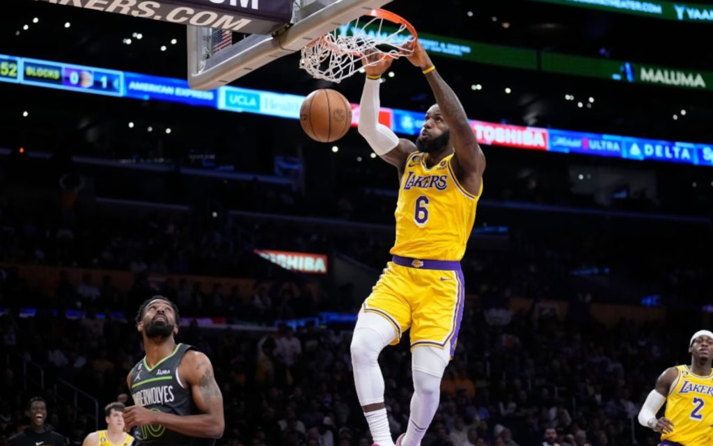 LeBron James leva o LA Lakers a vitória e garante uma vaga nos Playoffs