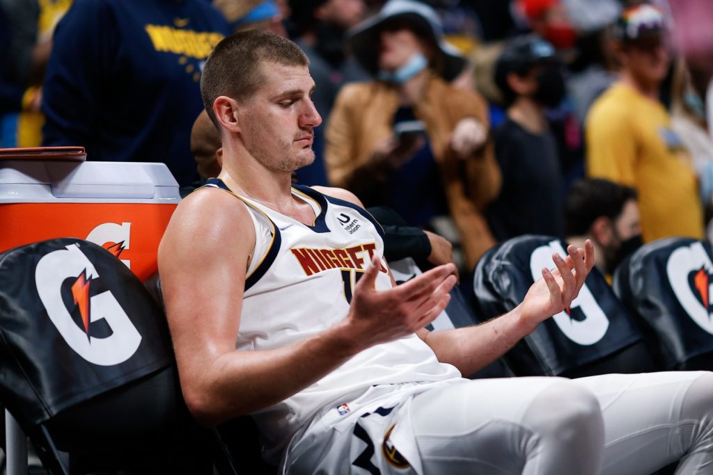 Nikola Jokic continua afastado devido lesão na panturrilha