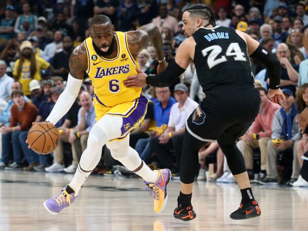 Brooks, expulsado tras una falta sobre LeBron James