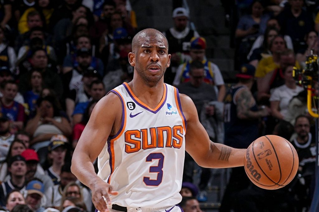 Chris Paul, jogador do Suns, está fora dos playoffs devido lesão