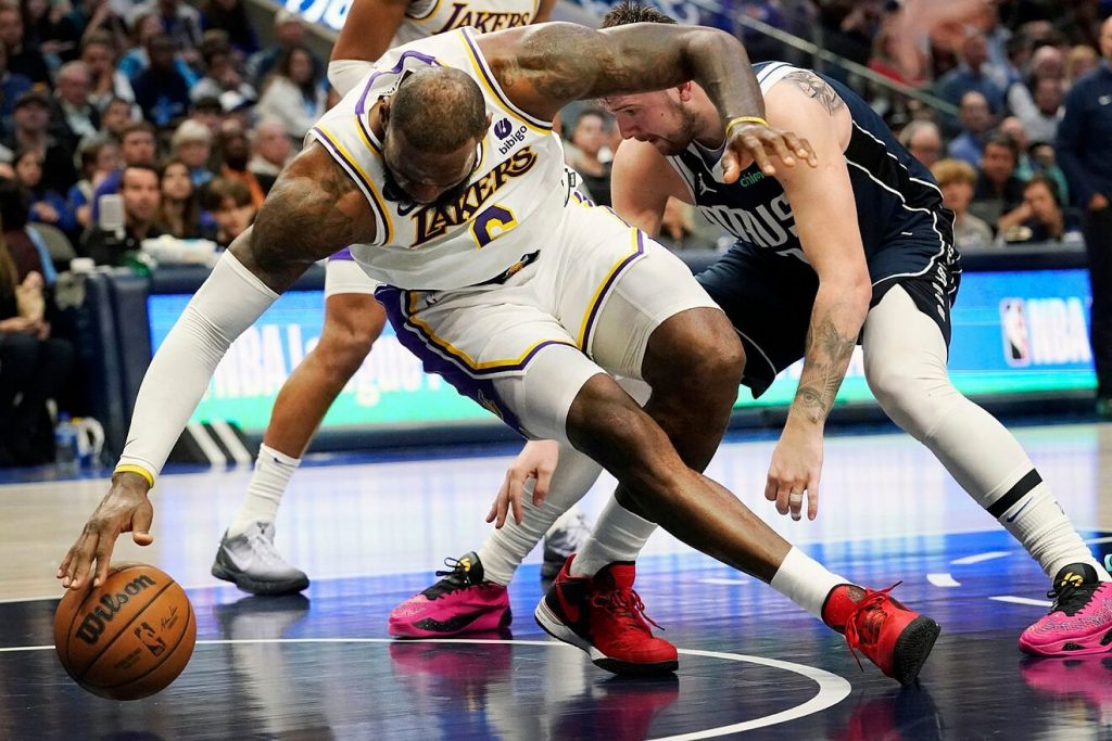 LeBron James luta contra a ruptura do tendão do pé direito durante os playoffs, com a possibilidade de uma cirurgia