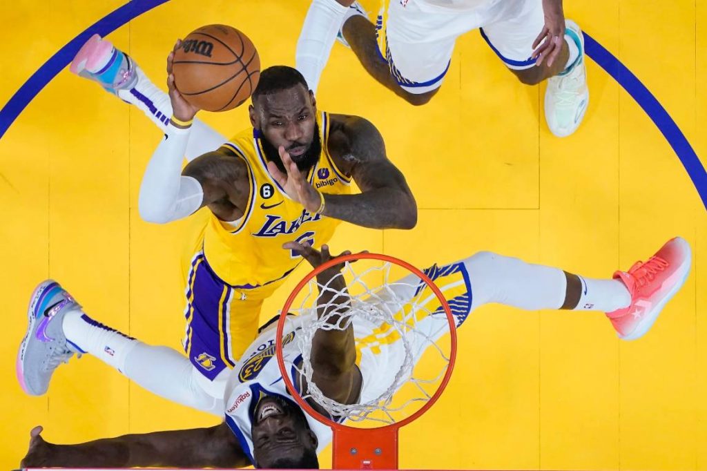 Resumo da NBA: Warriors permanecem vivos com vitória sobre o Lakers, Knicks se recupera em um jogo de playoffs