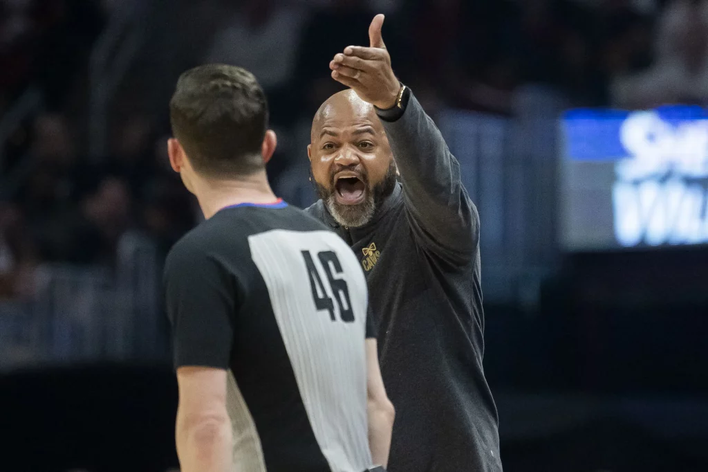 J.B. Bickerstaff, entrenador de los Cavaliers, seguirá en el cargo pese a su eliminación de los playoffs