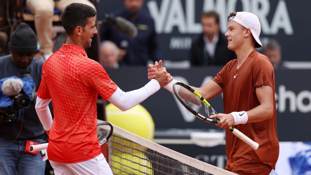 Rune, de 20 años, derriba al defensor del título Djokovic; Tsitsipas derrota a dos italianos en un día y alcanza los cuartos de final