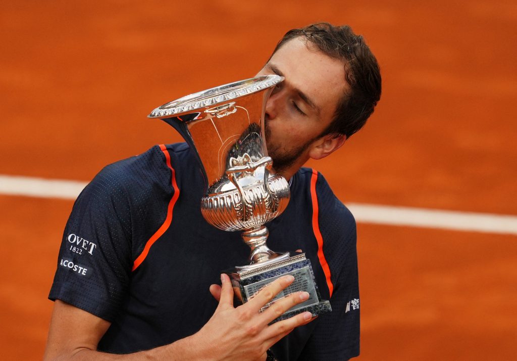 Daniil Medvedev vence o título de simples masculino do Rome Masters e Rybakina vence o título de simples feminino
