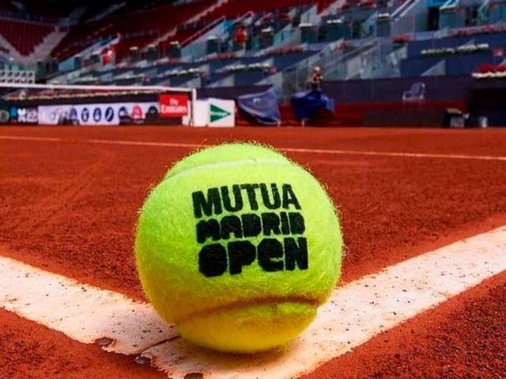 Medvedev survives Shevchenko scare, Swiatek through to quarter-finals