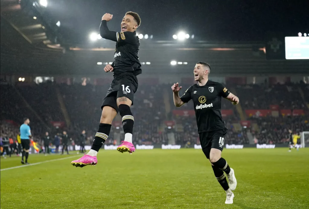 Premier League: El Totteham empata 2-2 con el Manchester United y el Newcastle golea 4-1 al Everton