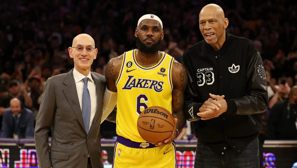 LeBron faz história na NBA e sobe para o 5º lugar na lista de rebotes de todos os tempos nos playoffs