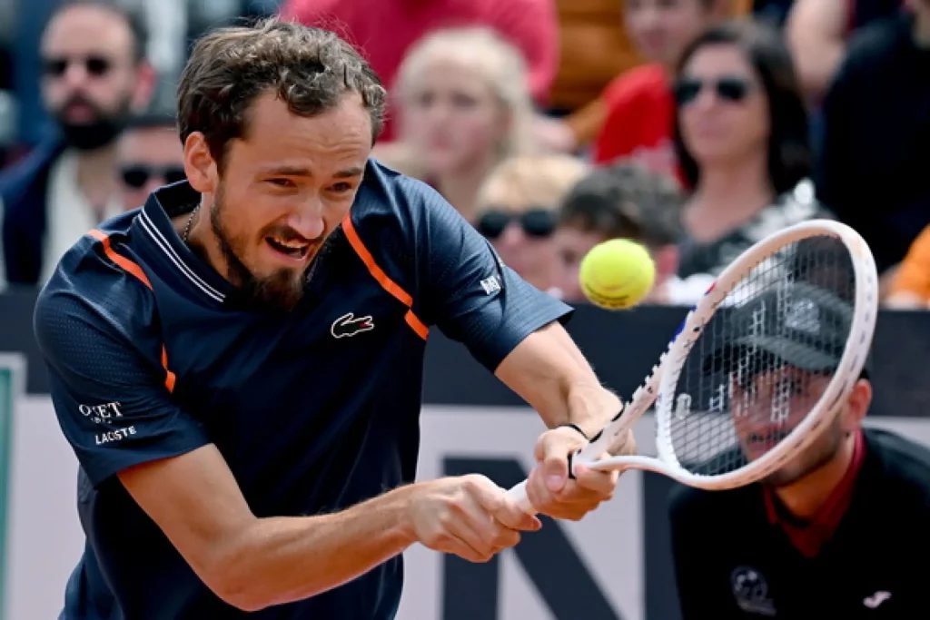 Medvedev vence a Hanfmann en sets corridos y alcanza las semifinales, Swiatek se retira por lesión