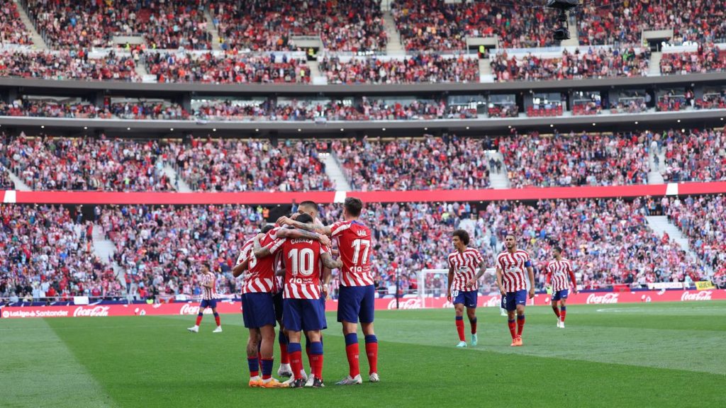 O Atlético salta para o segundo lugar na La Liga depois que o Madrid perde para o Valencia, enquanto Vinicius vê o vermelho, e Napoli derrota o Inter de Milão por 3 a 1