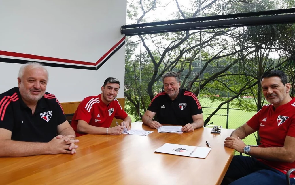 São Paulo rescinde contrato do atacante brasileiro Pedrinho em meio a acusações de violência doméstica por ex-namorada