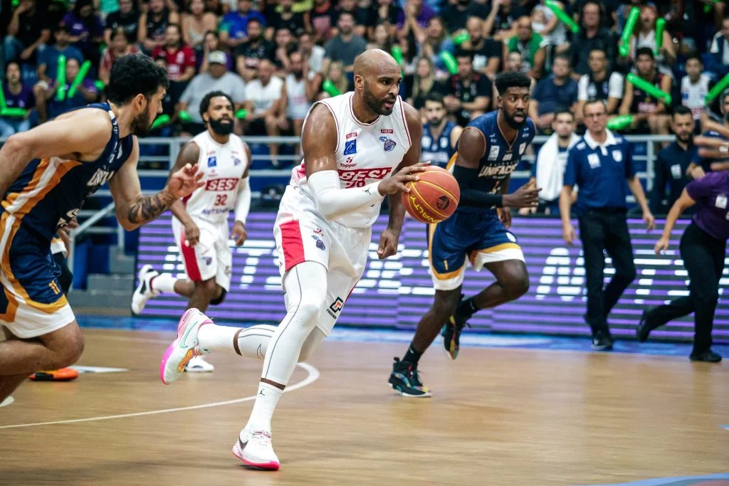 Semifinais do NBB começam com batalhas intensas: São Paulo vence o Flamengo, enquanto Franca derrota o Minas