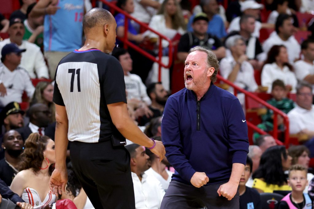 Milwaukee Bucks encerra mandato de cinco anos do técnico Mike Budenholzer após derrota nos playoffs