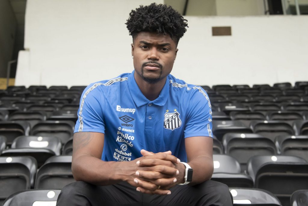 Un club turco ofrece un contrato al central del Santos Eduardo Bauermann