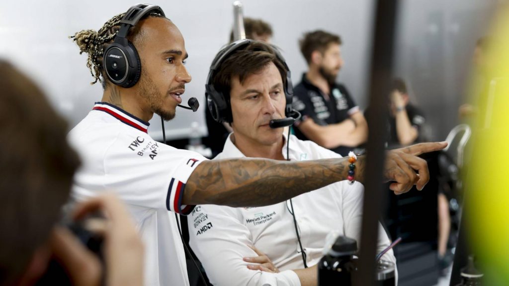 Lewis Hamilton e Mercedes enfrentam impasse nas negociações de contrato
