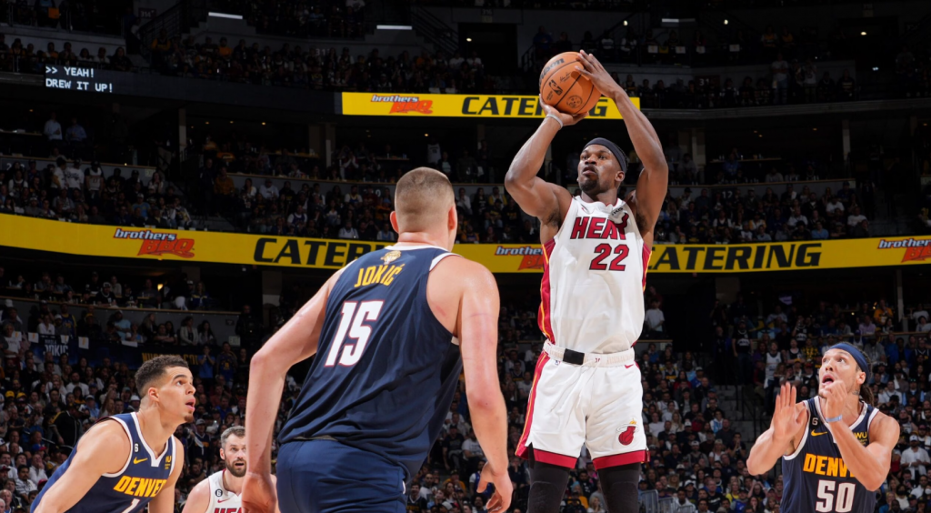 O Nuggets sofre sua primeira derrota nos playoffs em casa desde março no jogo 2 contra o Miami Heat