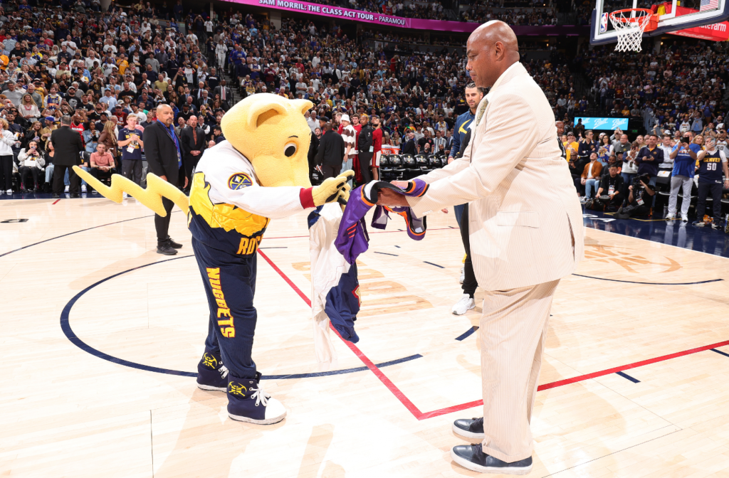 Charles Barkley revive a rivalidade com o mascote do Nuggets, Rocky, no jogo 2 das finais da NBA (vídeo)