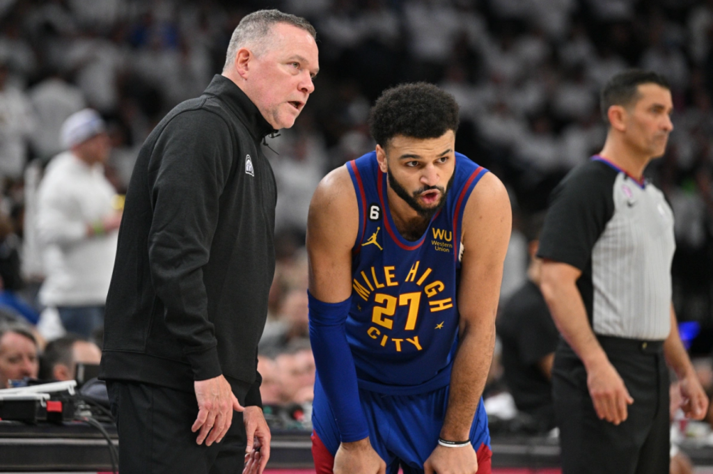 Michael Malone pede aos jogadores do “Denver” que não relaxem depois de vencer o jogo 1 das finais