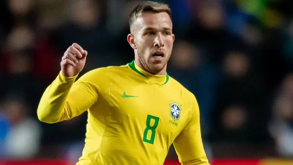 O brasileiro Arthur Melo estuda uma possível transferência para a Premier League