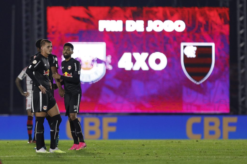 Botafogo amplia vantagem na liderança do Brasileirão com goleada sobre o rival Flamengo