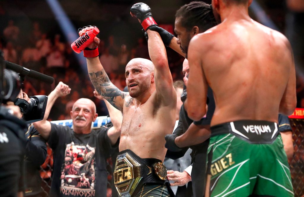 UFC 290: Alexander Volkanovski defiende el cinturón del peso pluma ante Yair Rodríguez con un nocaut técnico en el tercer asalto