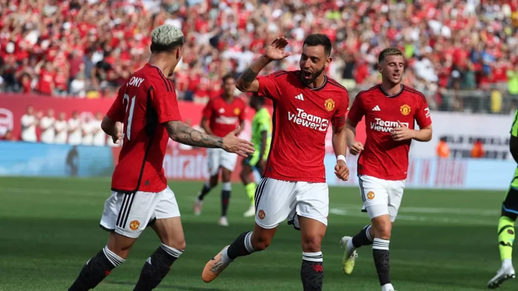 Manchester United derrota o Arsenal por 2 a 0 em amistoso de pré-temporada para ter o direito de se gabar mais cedo (vídeo)