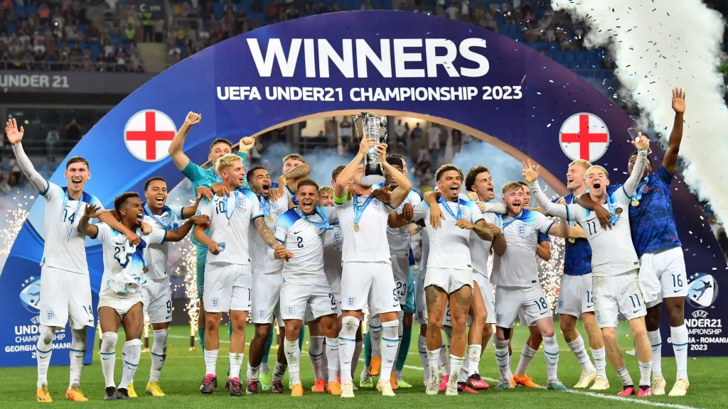 Depois de 39 anos, Inglaterra conquista o europeu Sub-21 com vitória dramática sobre a Espanha (vídeo)