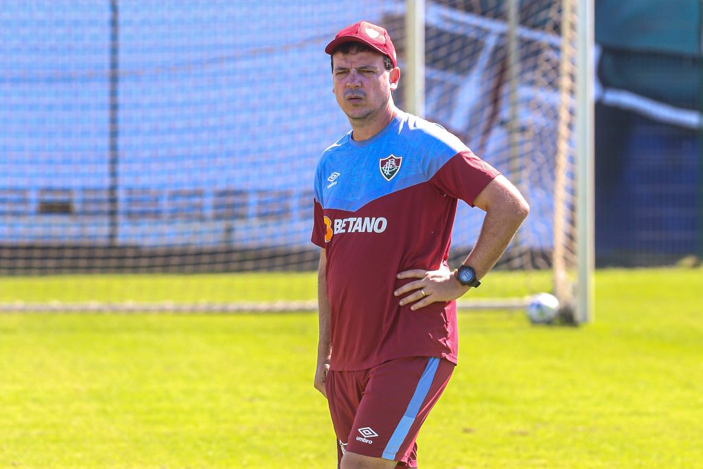 Fernando Diniz, técnico do Fluminense, reconhece que o resultado foi justo, já que o Coritiba venceu por 2 a 0 (vídeo)