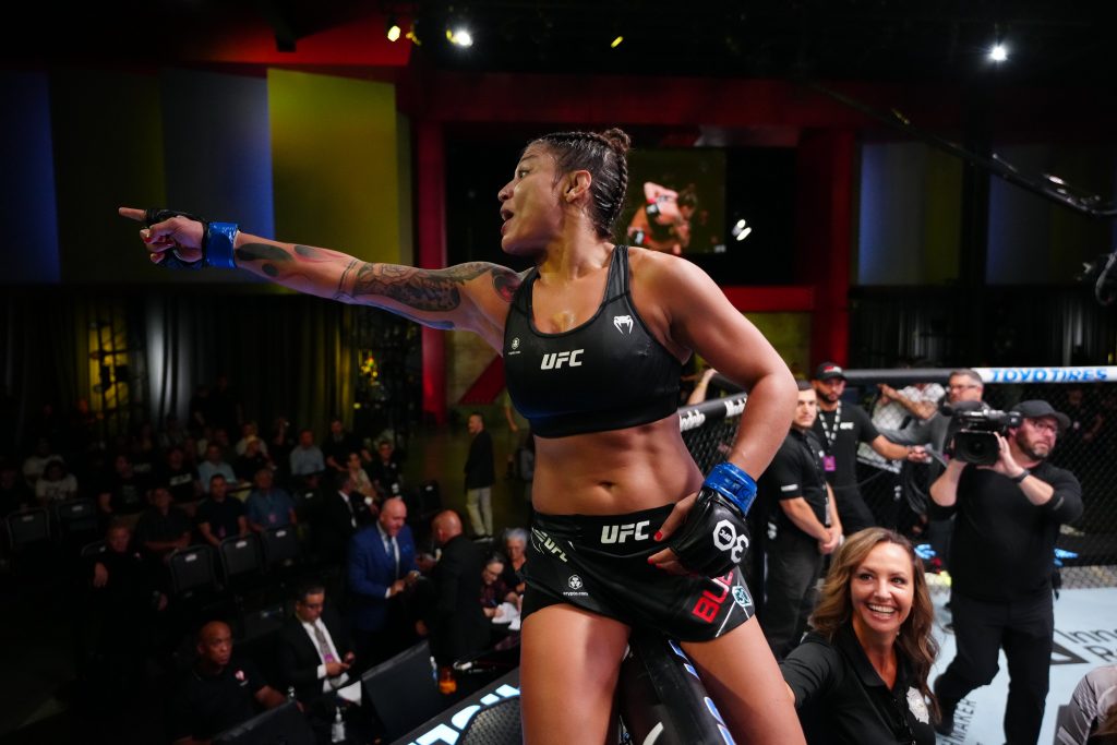 Mayra Bueno Silva derrota a ex-campeã dos pesos galos Holly Holm, Dudakova quebrou o braço de Nunes em sua luta de estreia no UFC, Dumont obrigou a adversária a fugir dela no octógono (vídeo)