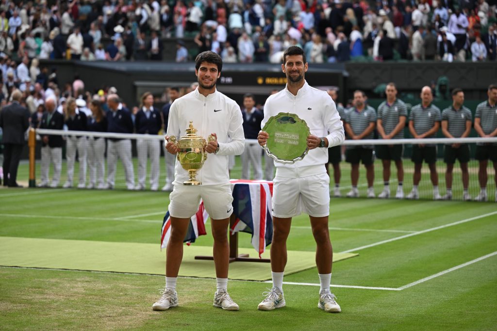 Carlos Alcaraz surpreende Novak Djokovic para garantir o título de Wimbledon e manter o primeiro lugar no ranking mundial (vídeo)