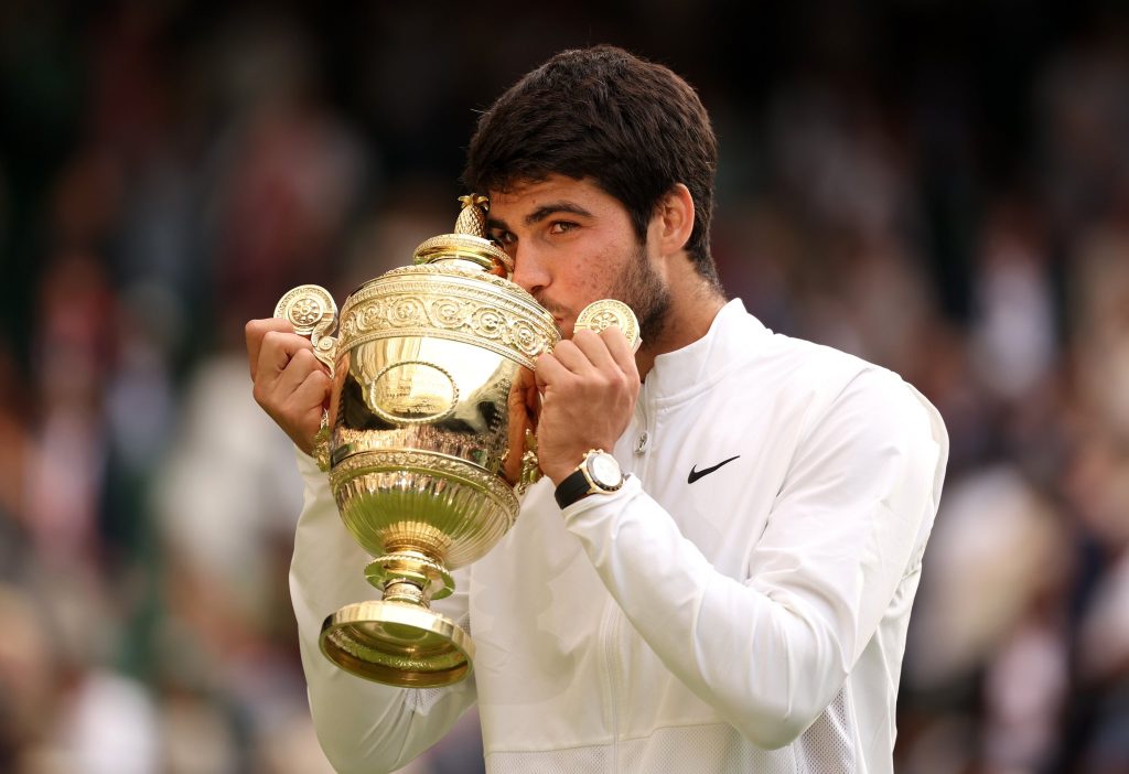 Carlos Alcaraz comemora o triunfo em Wimbledon como o “momento mais feliz” de sua vida