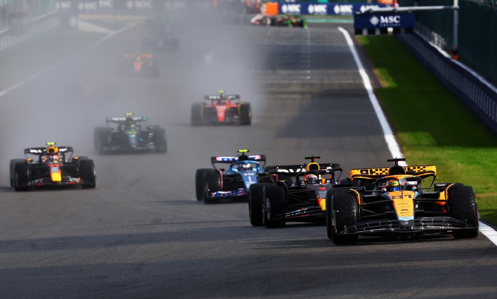Carlos Sainz lidera o treino molhado do Grande Prêmio da Bélgica, Verstappen sofre penalidade no grid (vídeo)
