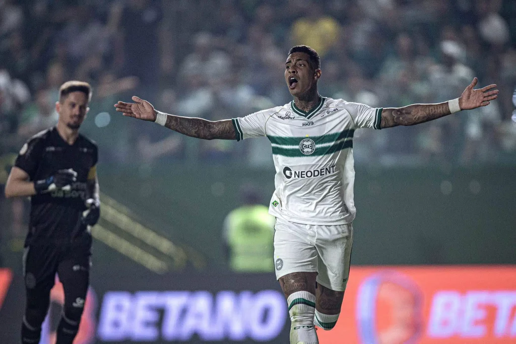 Resumo da rodada da Série A do Brasileirão: Coritiba quebra sequência sem vitórias por 2 a 1 sobre o Goiás (vídeo)