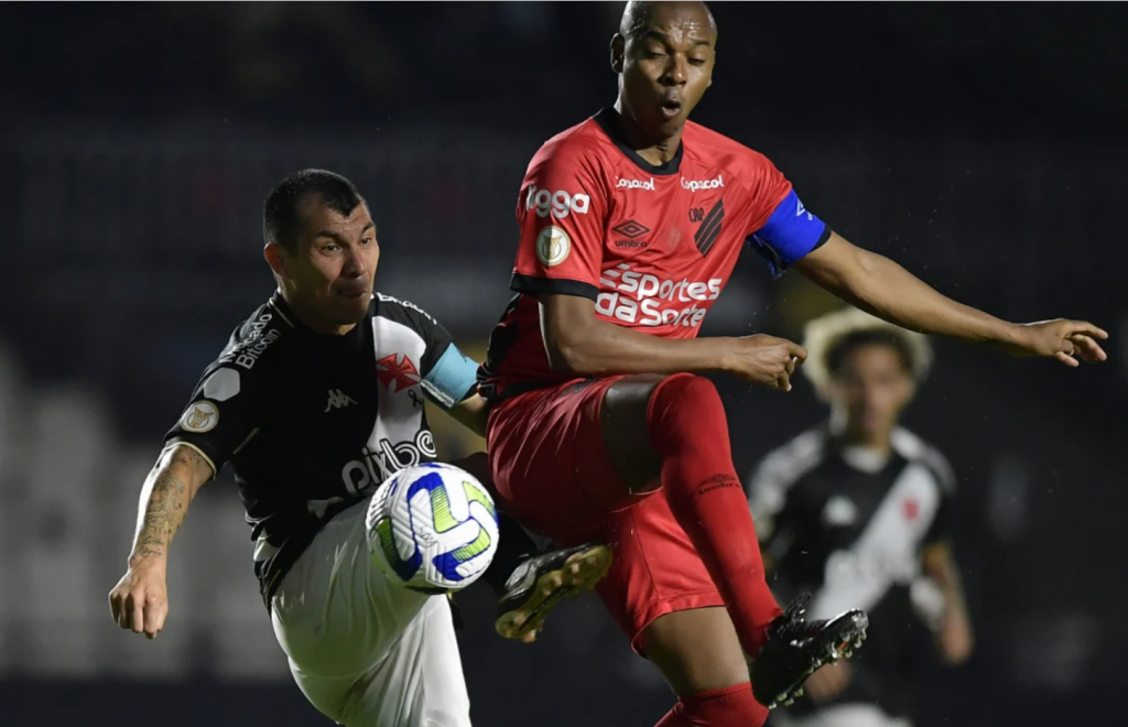 Gary Medel’s courageous performance wasn’t enough for Vasco’s defeat against Athletico PR (video)