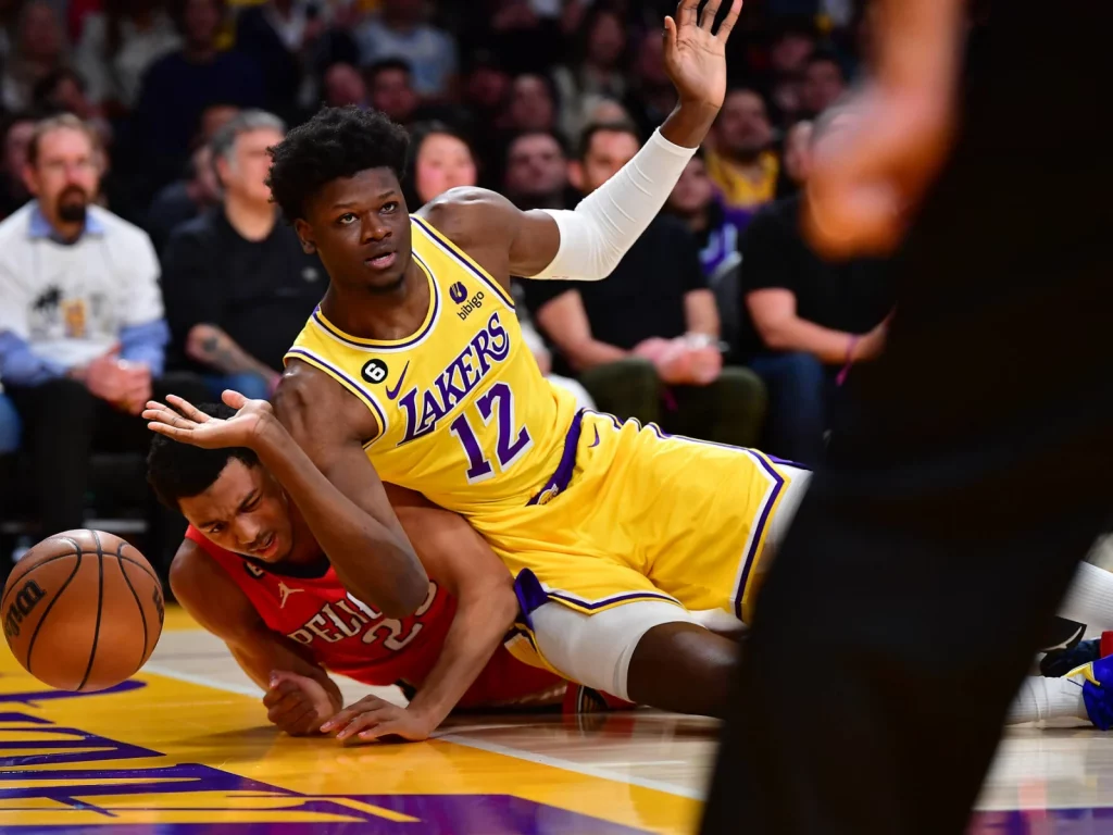O Lakers pode assinar novamente com Mo Bamba para obter uma vaga na equipe enquanto a agência gratuita da NBA se aquece