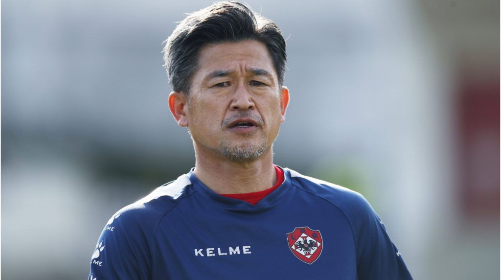 Kazuyoshi Miura, de 56 años, amplía su contrato con el Oliveirense para seguir siendo el futbolista en activo más viejo del mundo