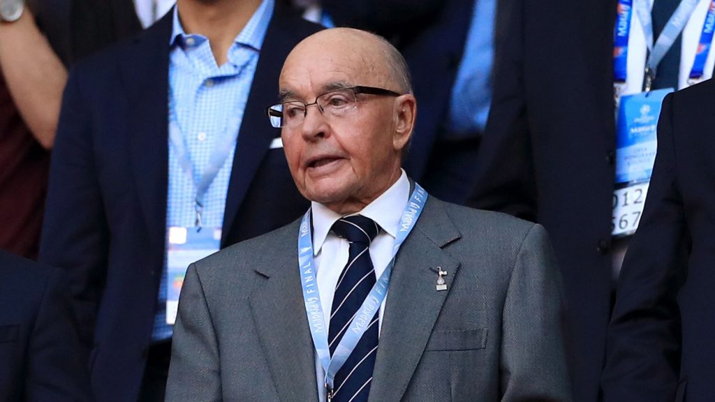 Joe Lewis, proprietário do Tottenham Hotspur, enfrenta problemas legais devido a acusações de uso de informações privilegiadas