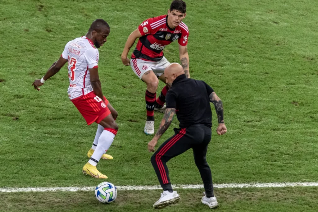 Empate do Flamengo provoca descontentamento da torcida, enquanto o técnico Sampaoli defende o esforço da equipe