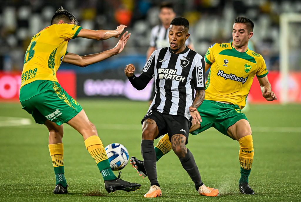 Botafogo pierde ante Defensa y Justicia en la ida de los cuartos de final de la Copa Sudamericana