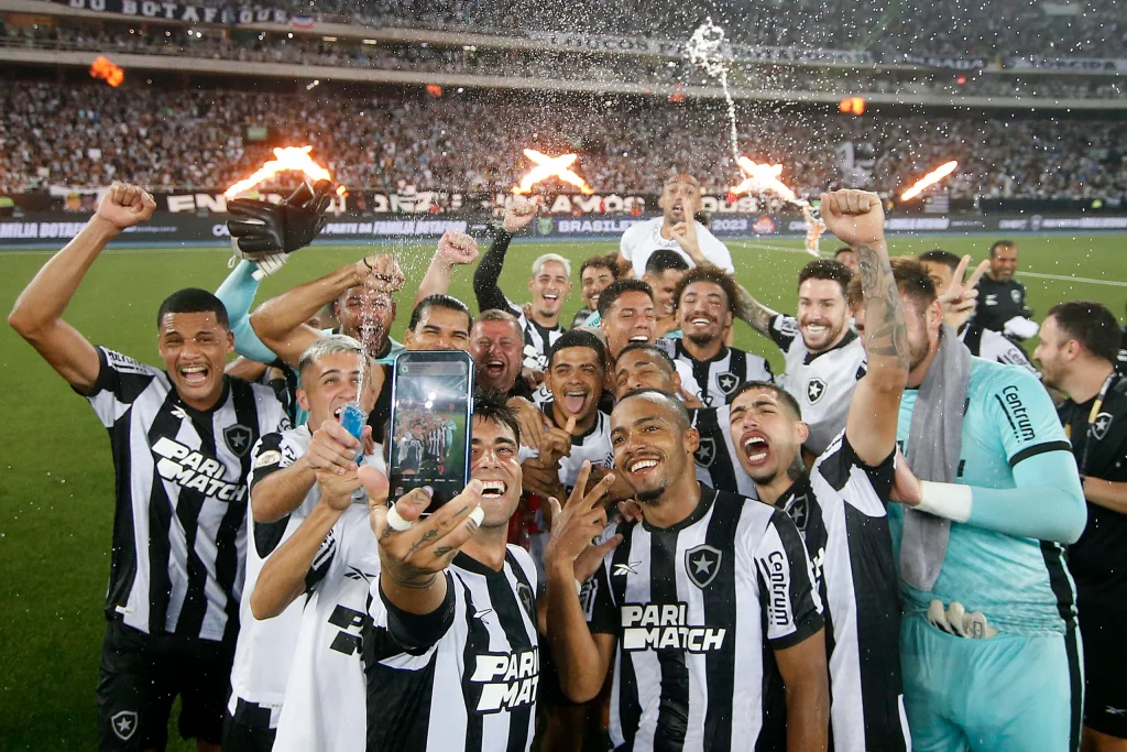 Botafogo ends an incredible first half of the Brasileirão with a comeback win over Internacional (video)