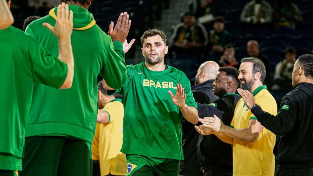 A jornada do brasileiro Raul Neto na Copa do Mundo foi interrompida por uma lesão devastadora no joelho