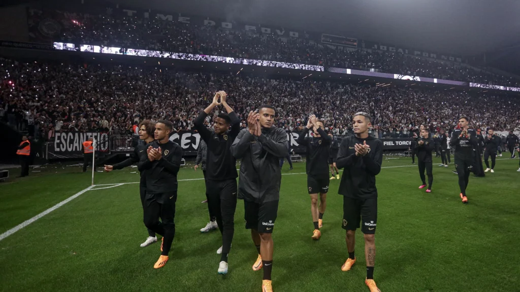 Corinthians open training session attracts 30,000 fans ahead of semi-final against São Paulo, amid homophobic chants