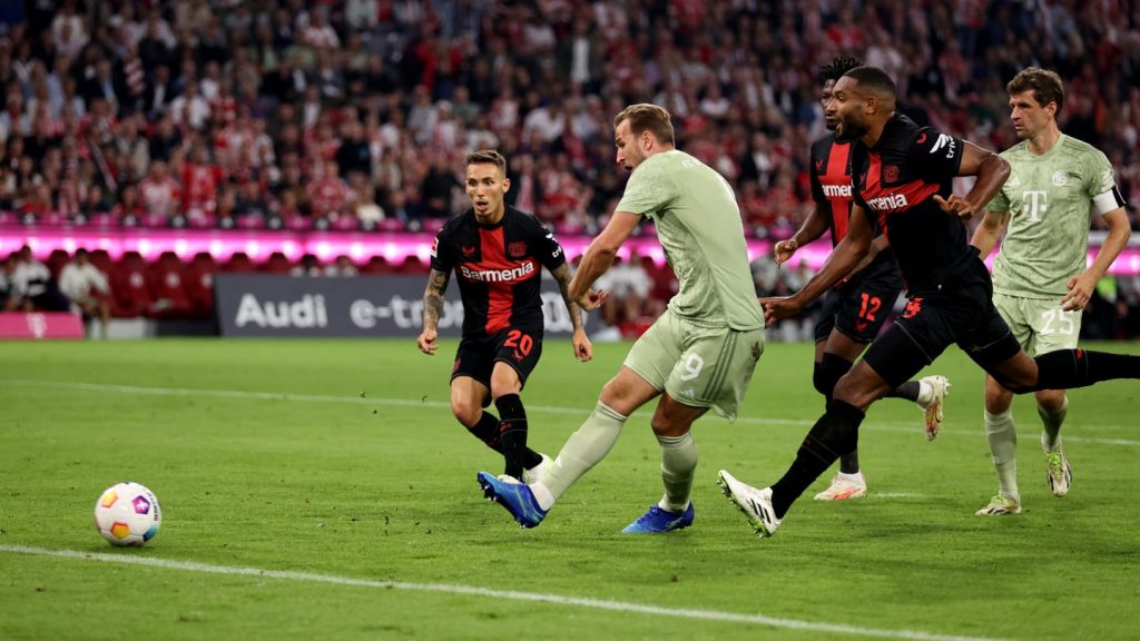 El Bayern empató 2-2 con el Leverkusen, y el ex jugador Palacios marcó de penalti en los últimos minutos para robar un punto
