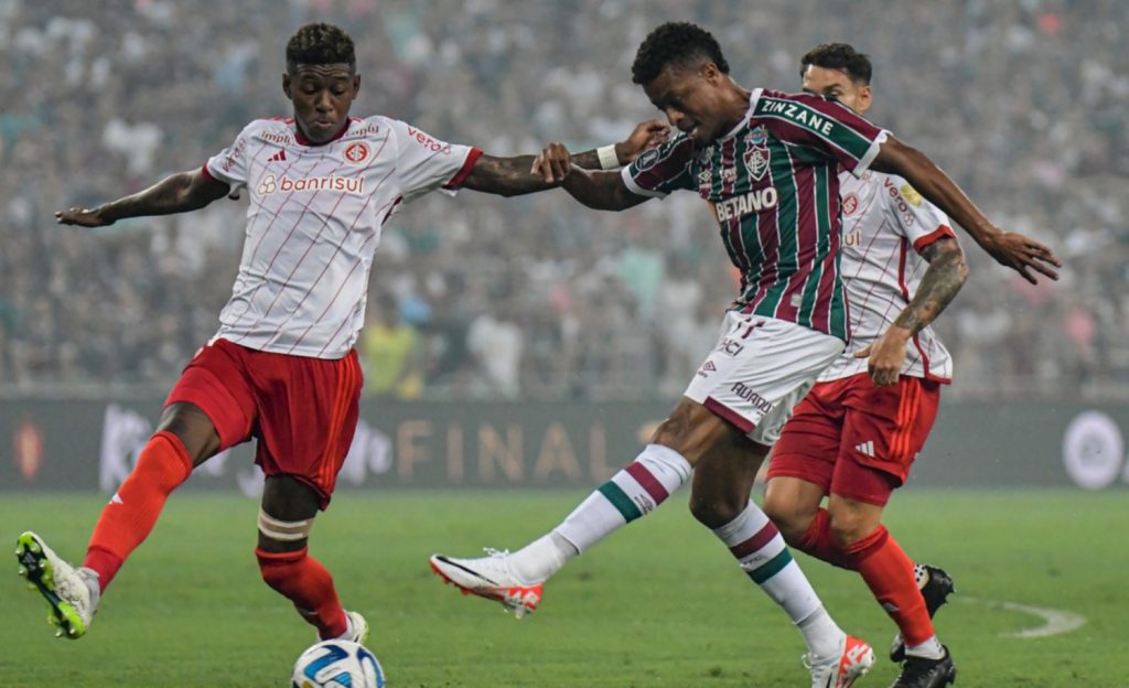 Paulo César Oliveira supports refereeing decisions in heated Libertadores semi-final